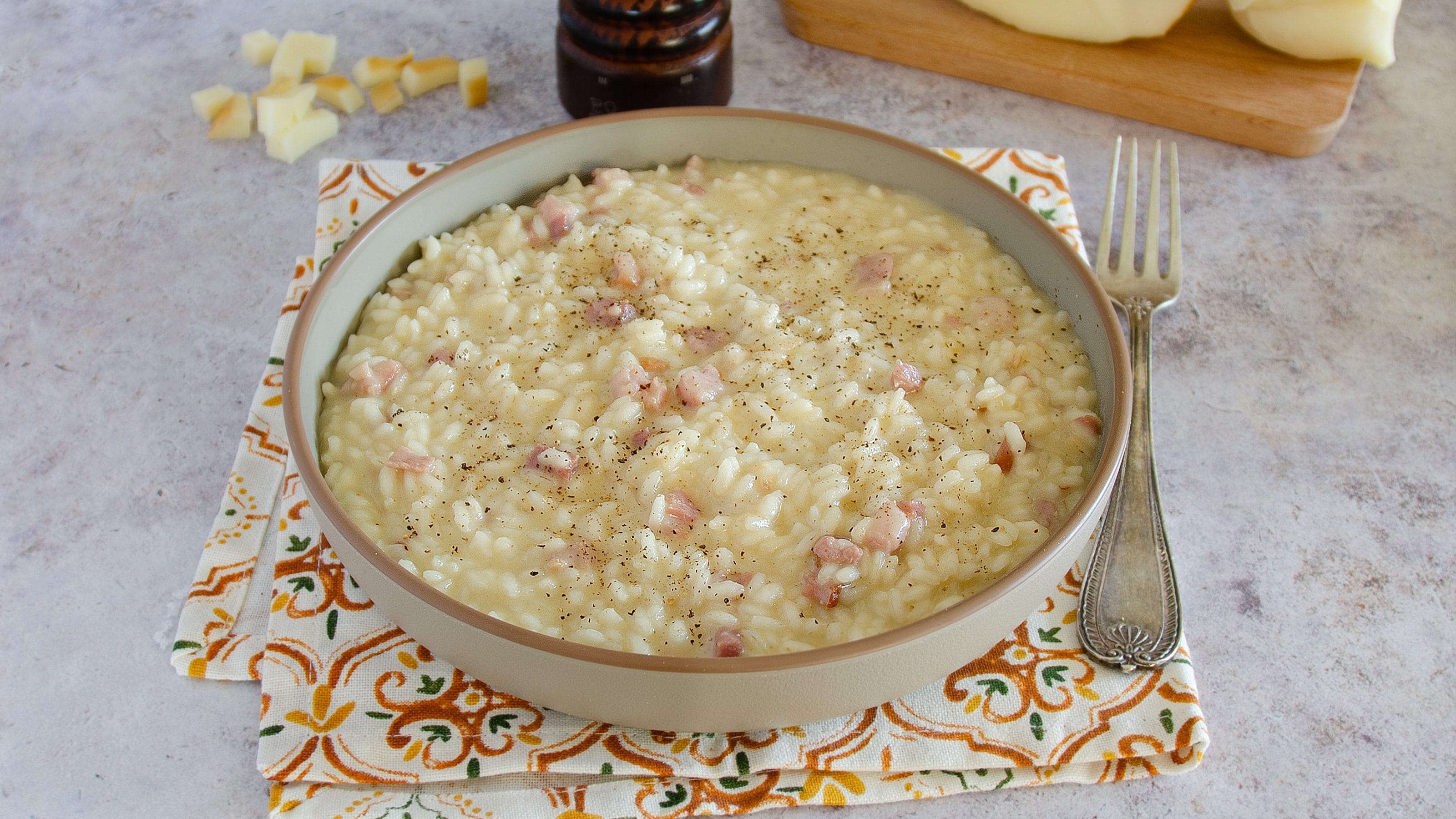 Risotto affumicato: la ricetta saporita con pancetta e scamorza