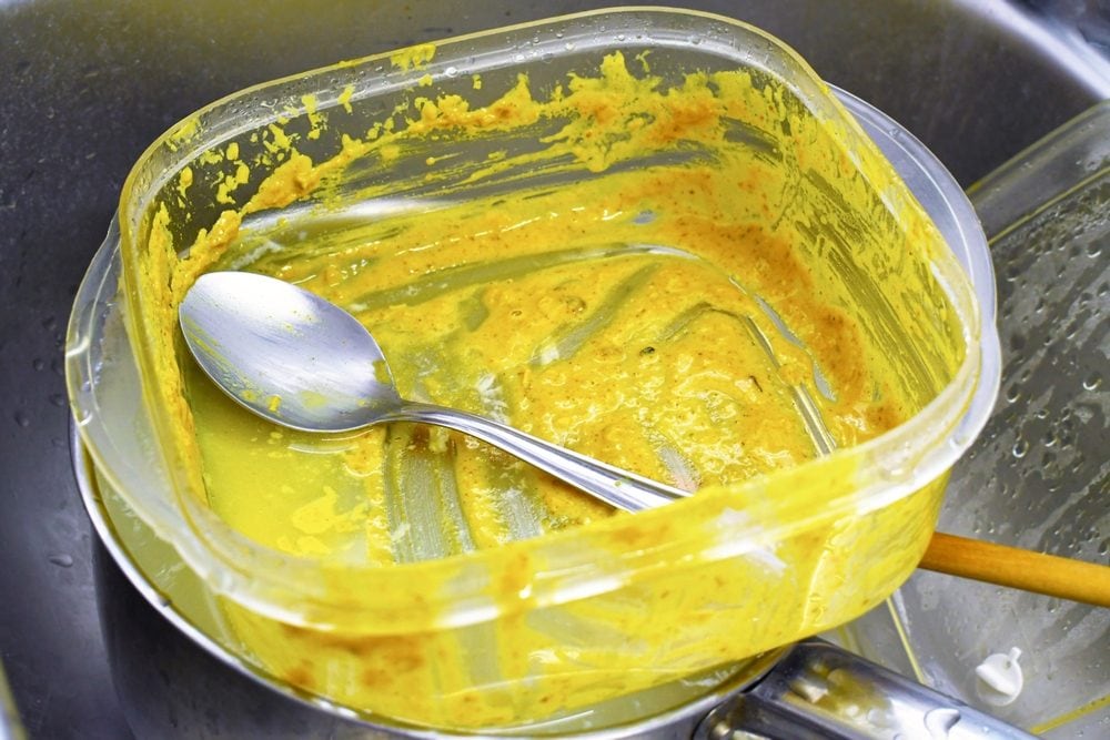 Come eliminare gli odori dai contenitori di plastica: rimedi naturali e consigli per la pulizia