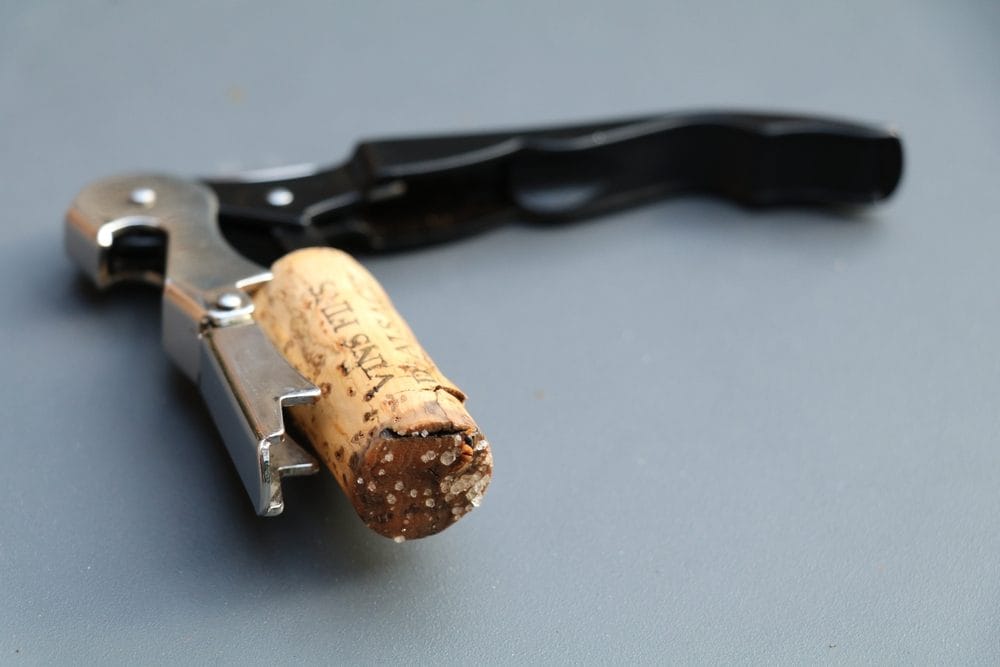 Diamanti nel vino: cosa sono i cristalli nel bicchiere e perché si formano