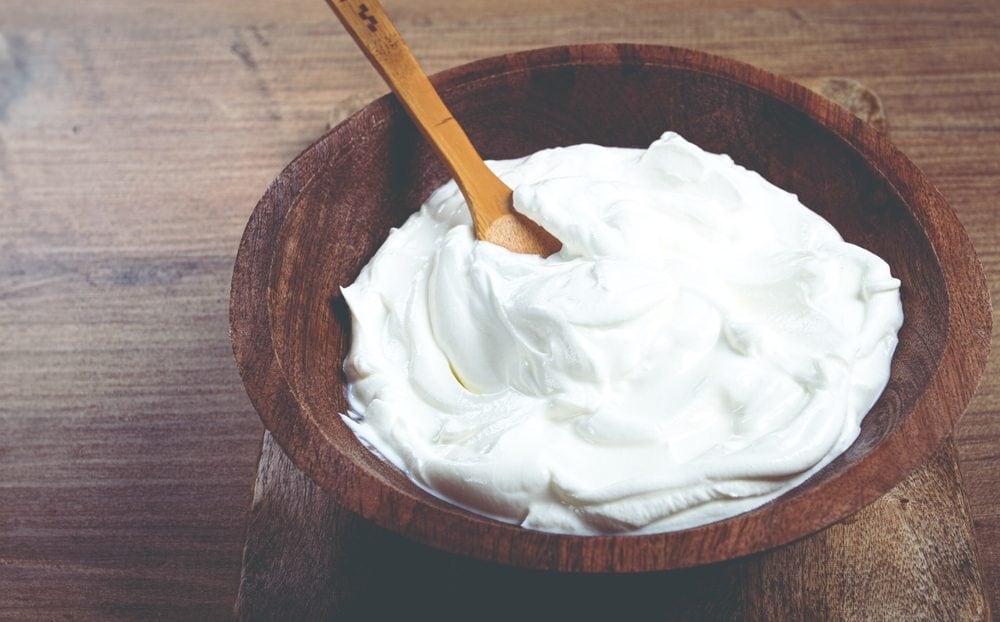 Panna acida, sour cream e crème fraîche: le differenze e come usarle in cucina