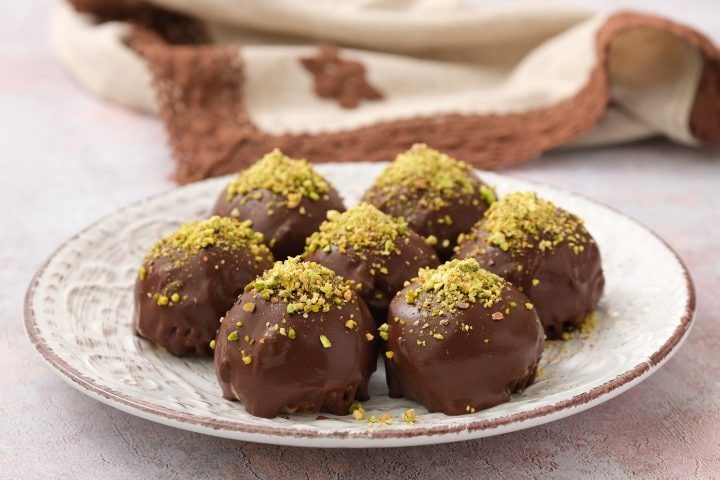 Palline di biscotti e mele ricoperte di cioccolato: la ricetta degli snack golosissimi