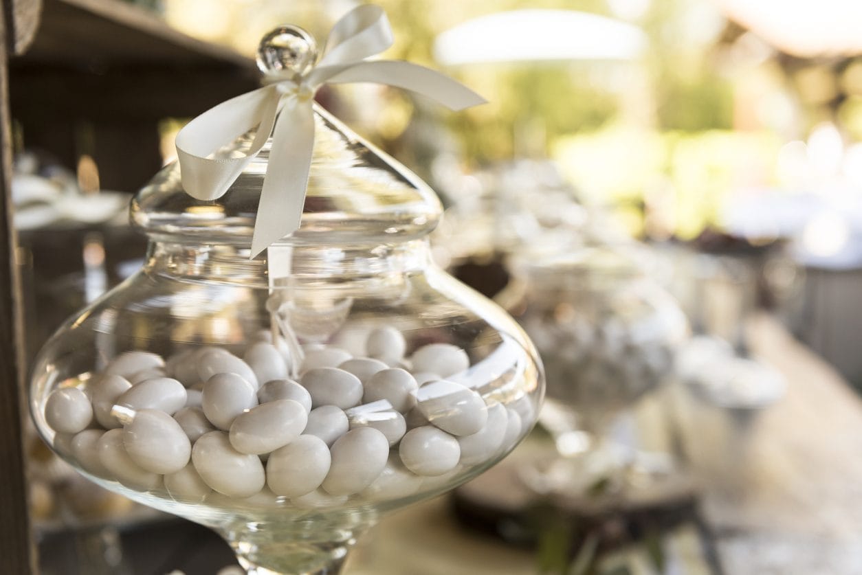 Perché si regalano confetti ai matrimoni? Storia e significato di una tradizione antica