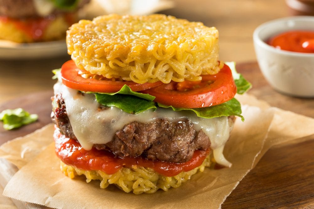 Spaghetti burger, ramen e non solo: quali sono gli hamburger più strani del mondo