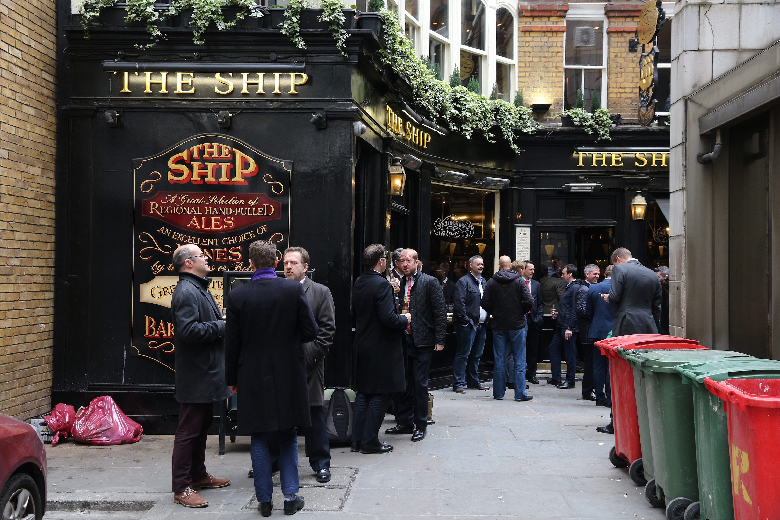 Crisi dei pub inglesi, in Gran Bretagna ne chiudono quasi due al giorno: ecco perché