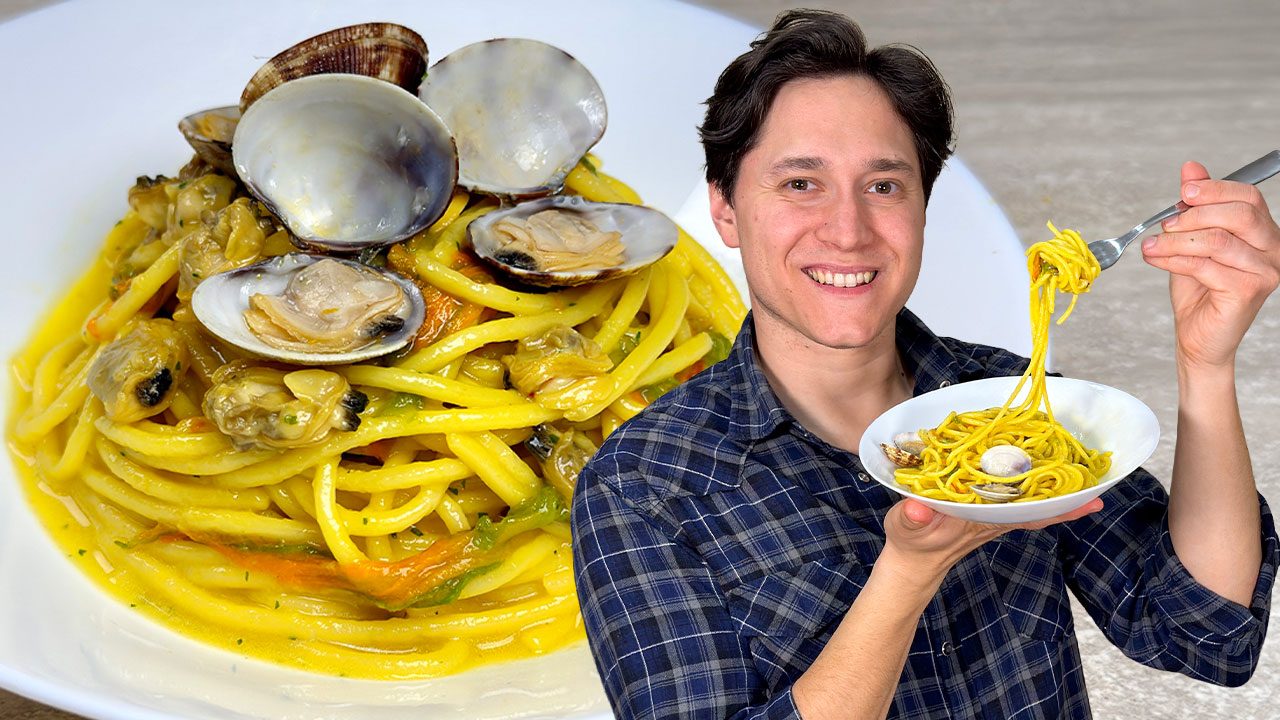 Spaghetti vongole, fiori di zucca e zafferano: la ricetta della variante estiva del classico primo di pesce