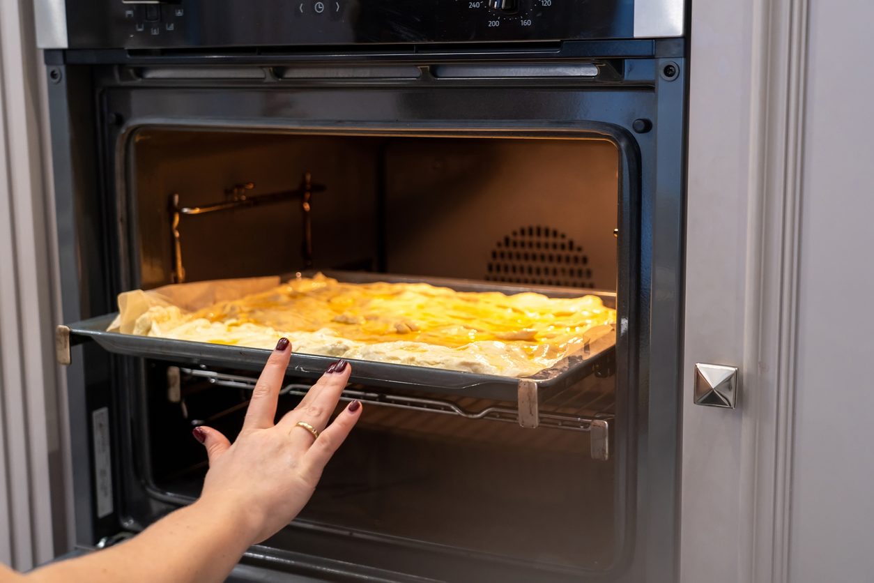 Perché le teglie si deformano nel forno e come evitare che succeda