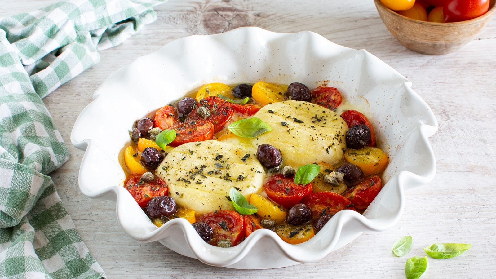 Tomino al forno: la ricetta saporita con pomodorini, olive e capperi