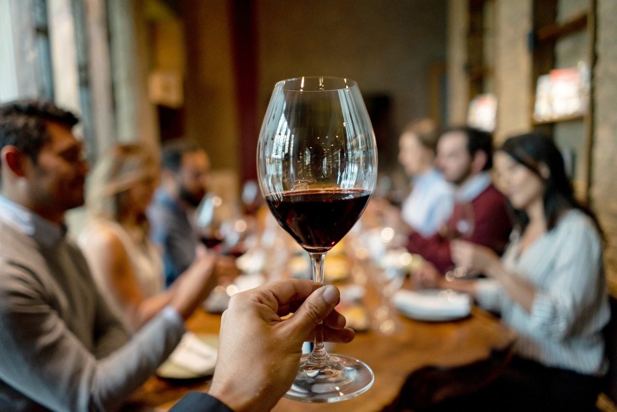 Vino a cena: gli errori da evitare quando lo porti a casa di qualcuno