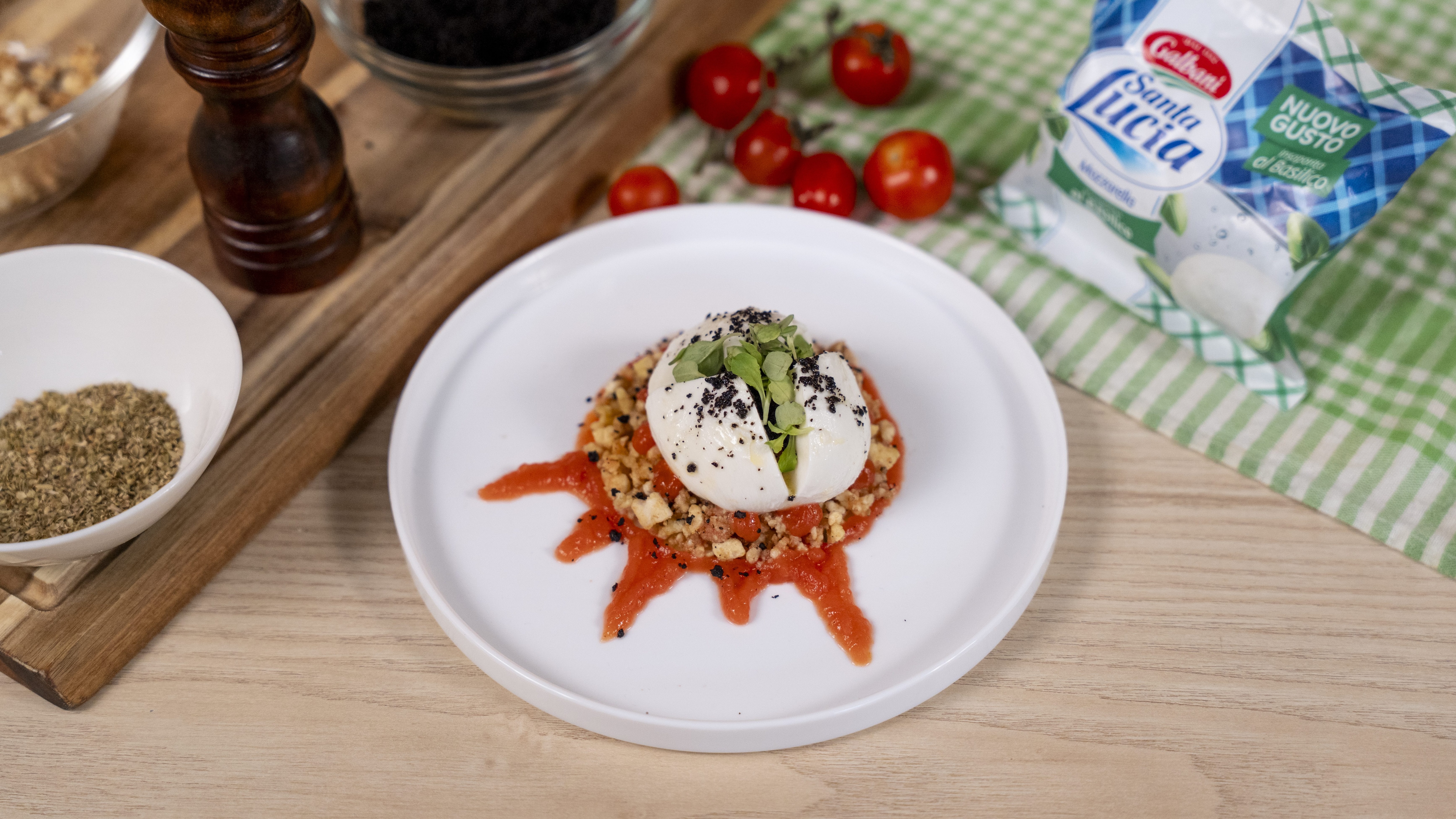 Mozzarella Insaporita al Basilico con crumble, gel di pomodoro e polvere di olive: la ricetta dell'antipasto raffinato e sfizioso