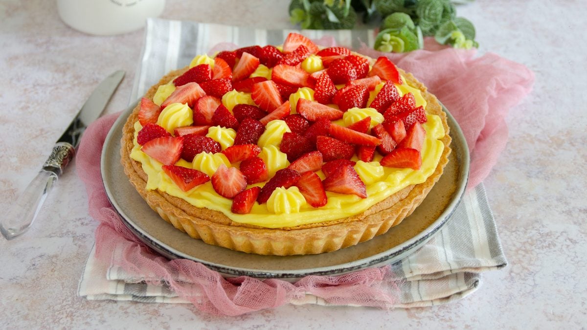 Crostata frangipane con confettura di fragole