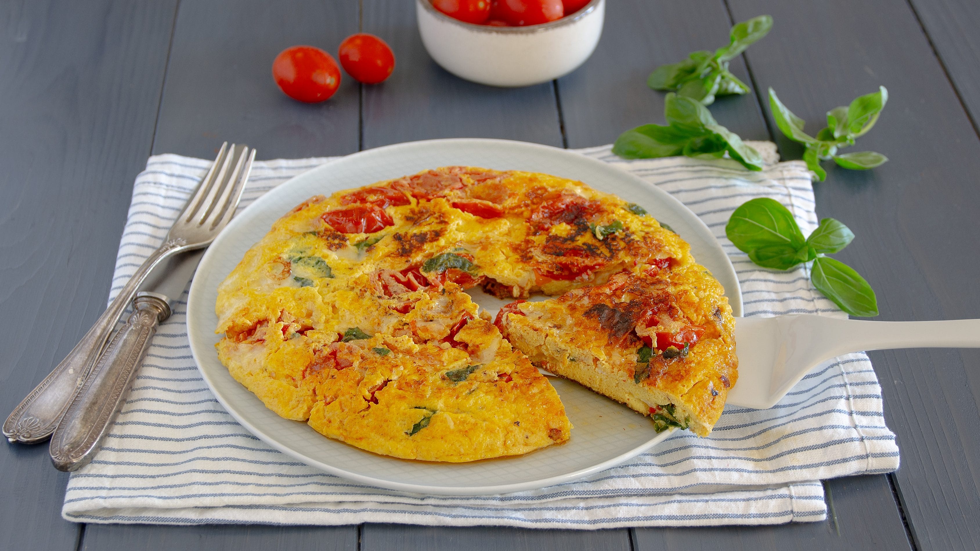 Frittata di pomodori: la ricetta salvacena facile e veloce