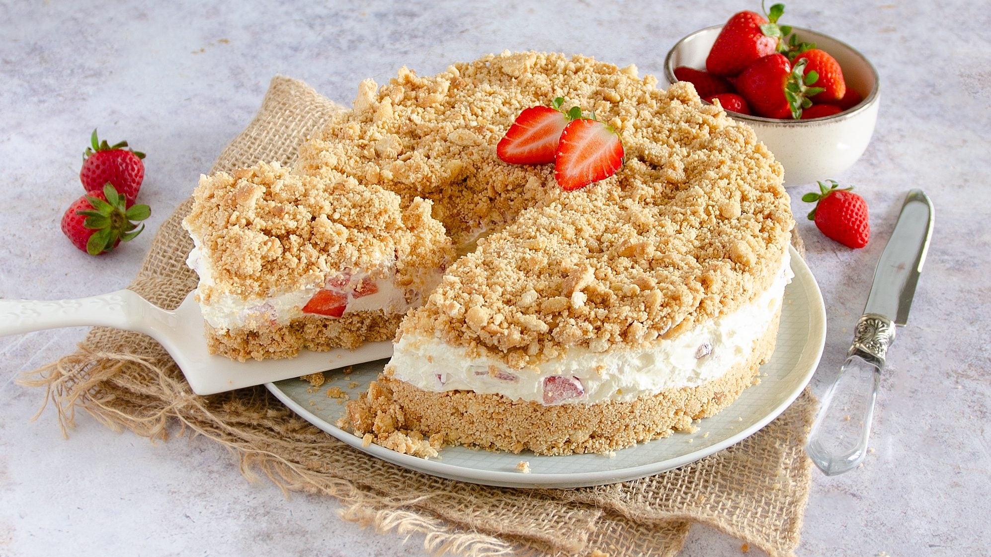 Sbriciolata alle fragole senza cottura: la ricetta con biscotti secchi e panna