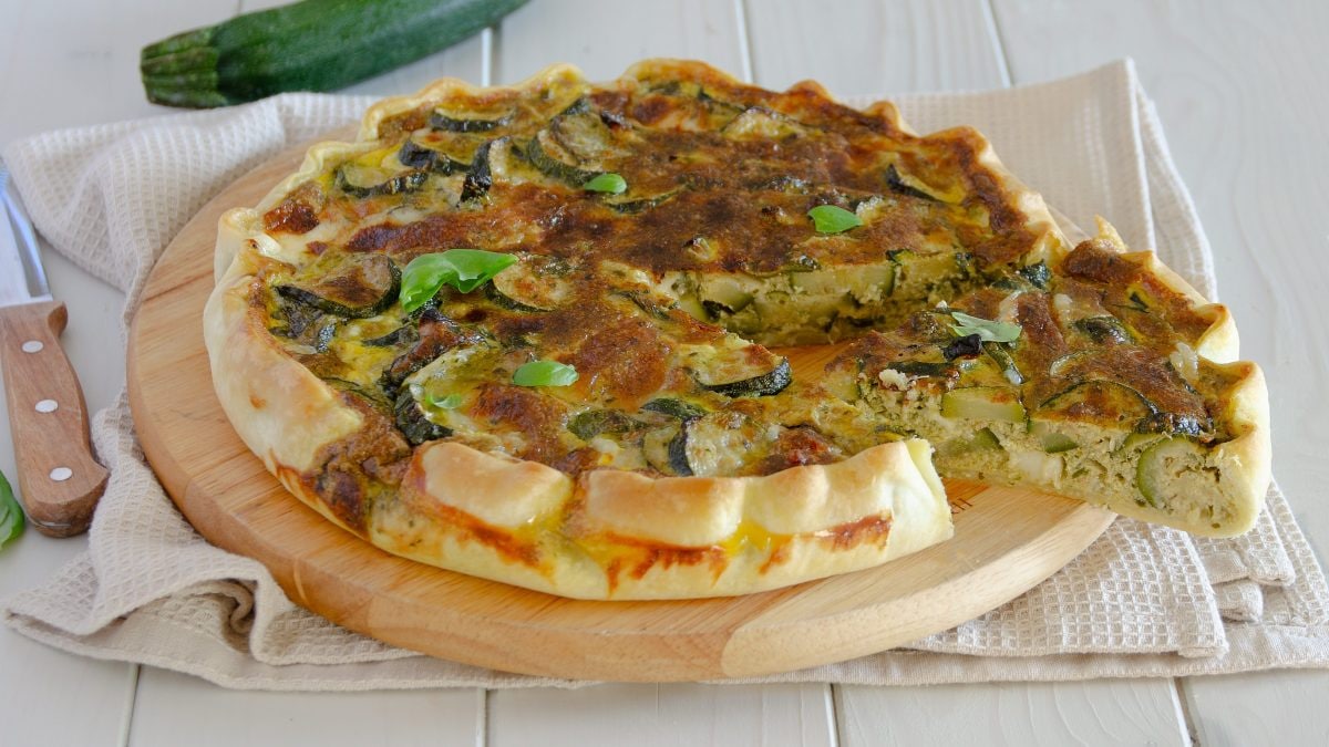 Torta salata con zucchine pesto e stracchino
