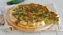 Torta salata con zucchine pesto e stracchino