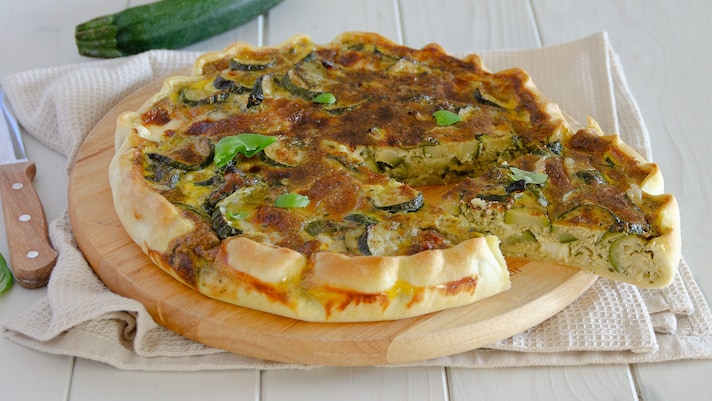 Torta salata con zucchine pesto e stracchino