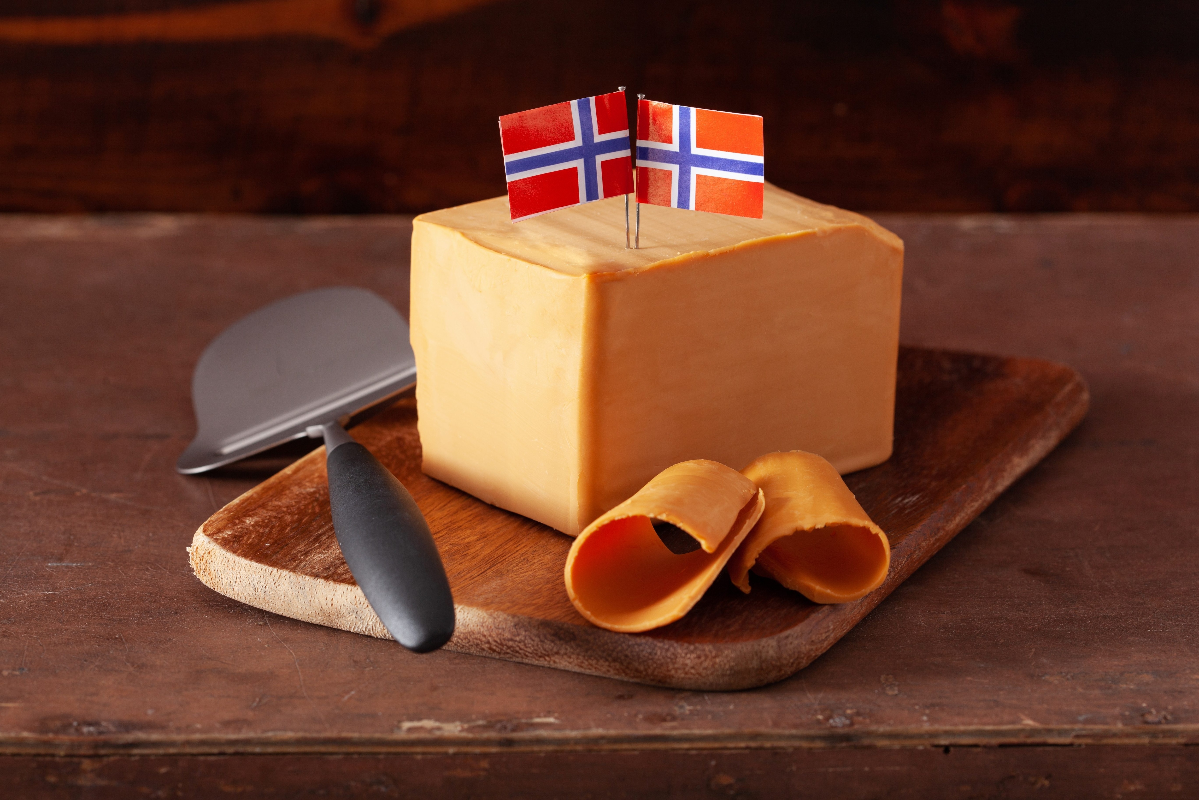 Brunost, il "formaggio marrone" norvegese: cos'è, come si produce e come si mangia