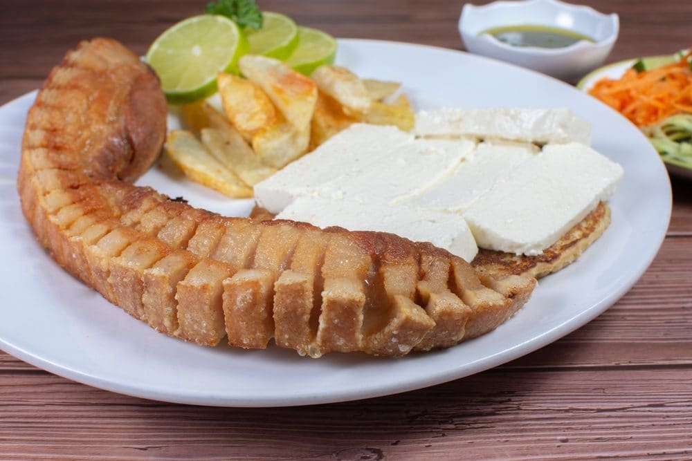 Cos'è il croccantissimo chicharrón, il re dello street food colombiano
