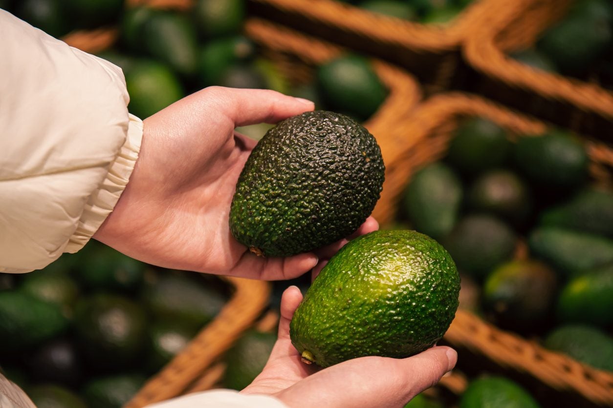 Come capire se un avocado è maturo o acerbo: i trucchi per riconoscerlo e sceglierlo