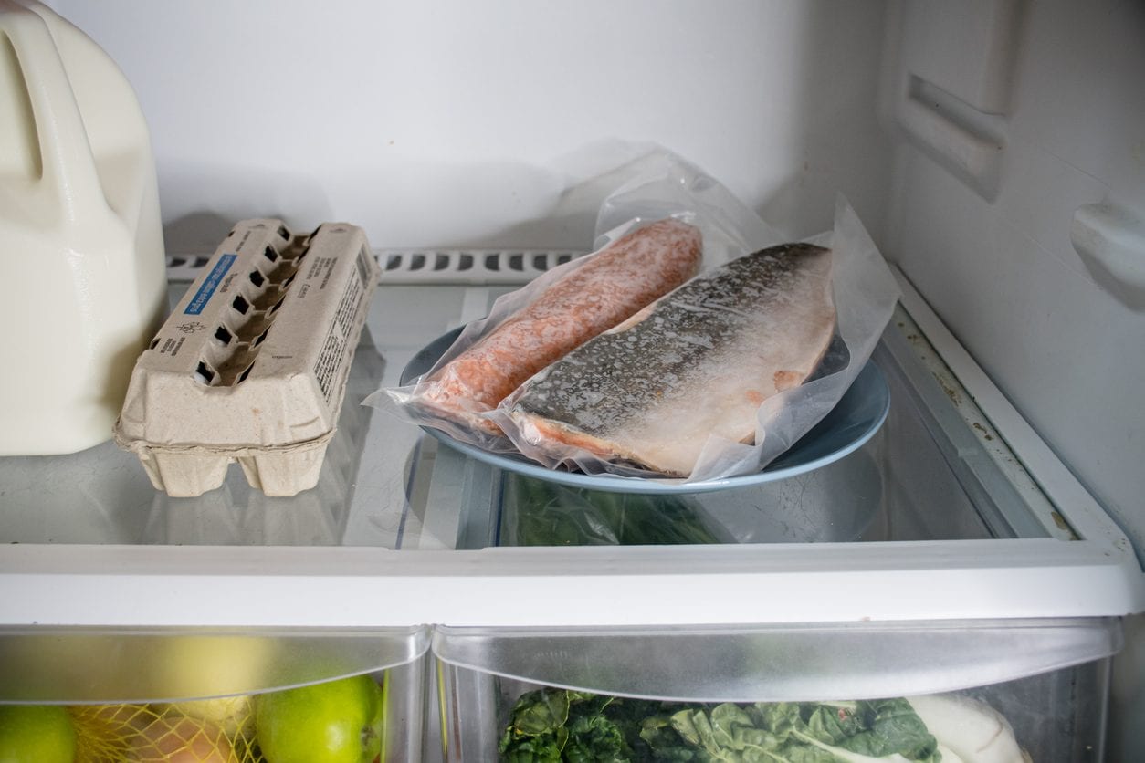 Come scongelare il pesce surgelato nel modo più sicuro (e gli errori da evitare)