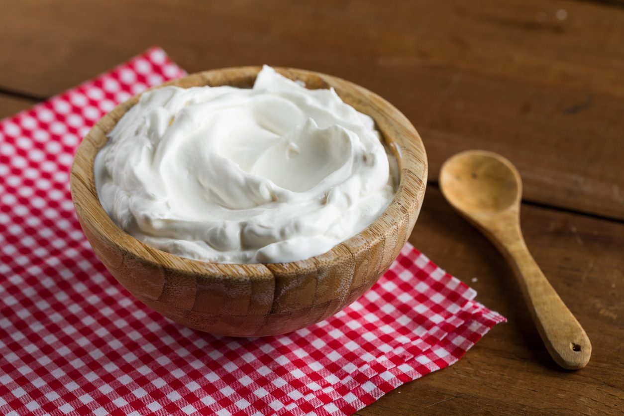Come sostituire la panna acida nei dolci: le migliori alternative con le proporzioni