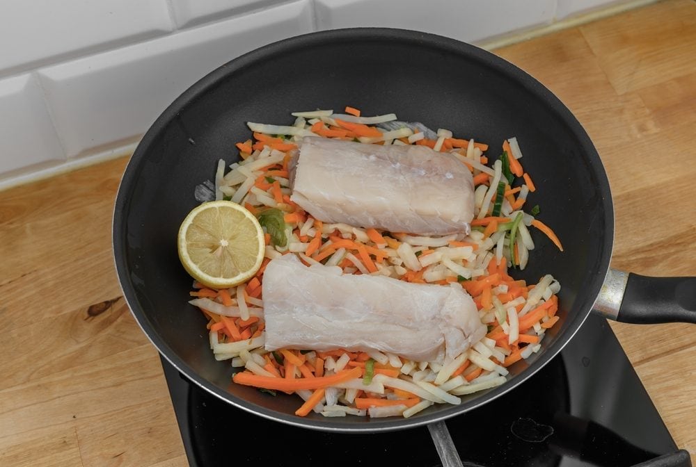 Pesce surgelato: si può cuocere senza scongelarlo? Tempi e consigli