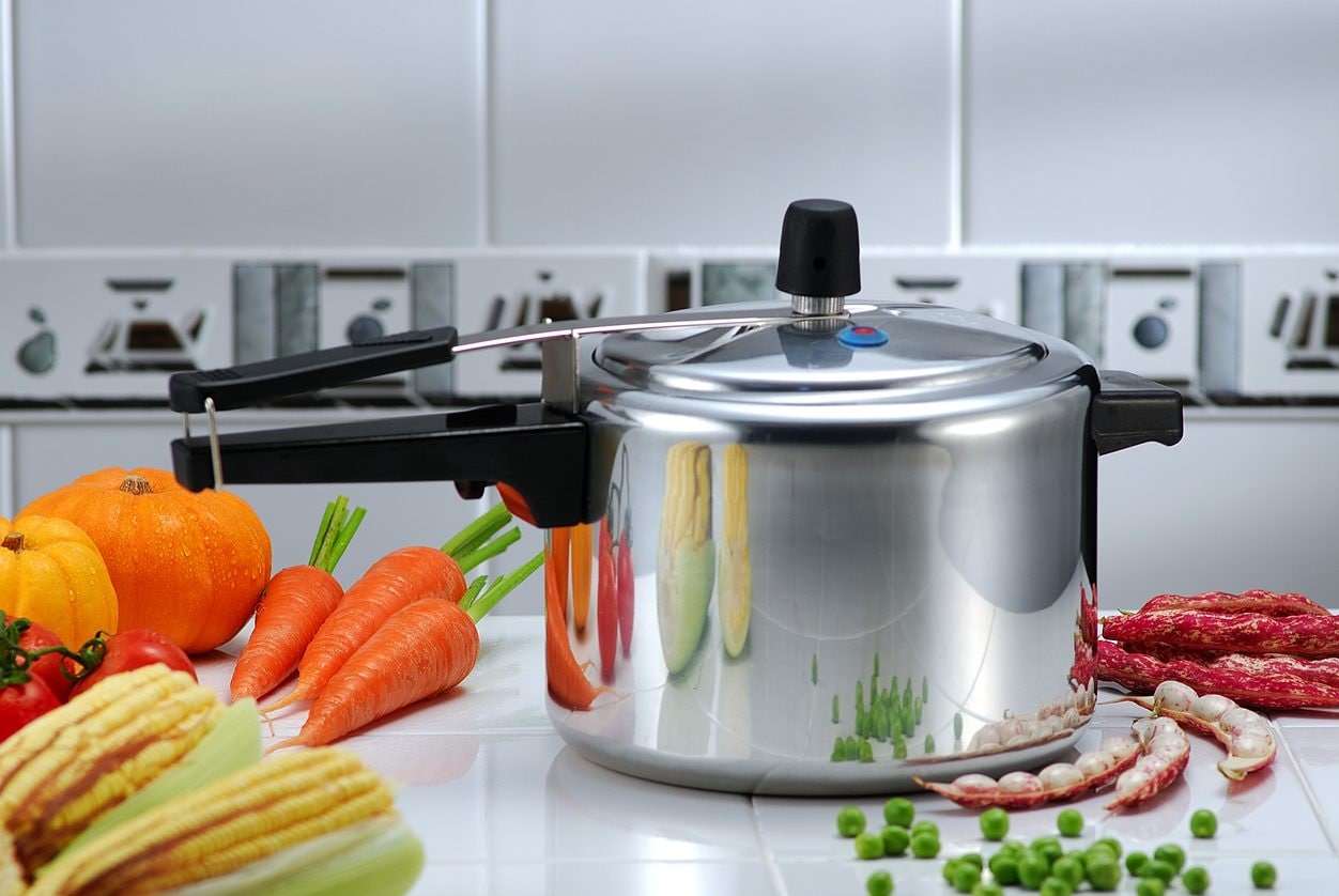 Pentola a pressione: come si usa, cosa cucinare e 5 ricette facili