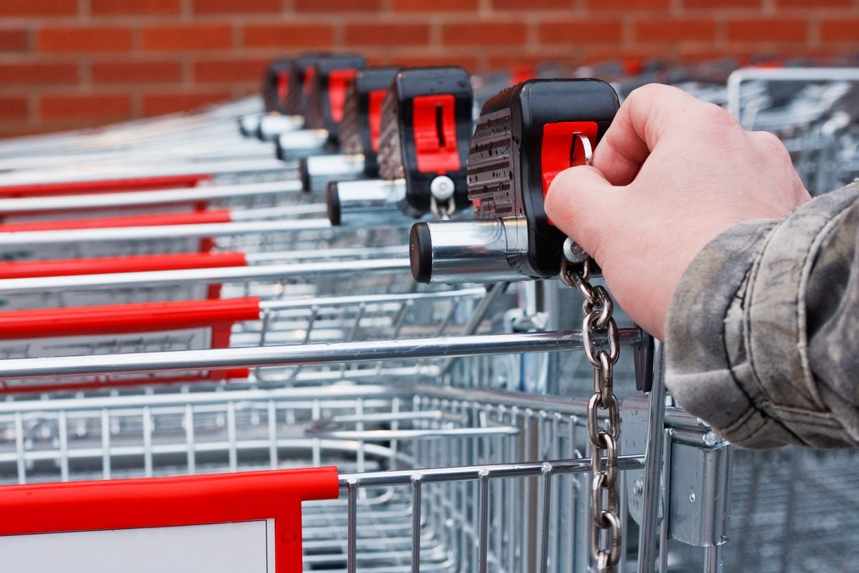 Perché si mette l'euro nel carrello? Breve storia di un’abitudine destinata (forse) a scomparire