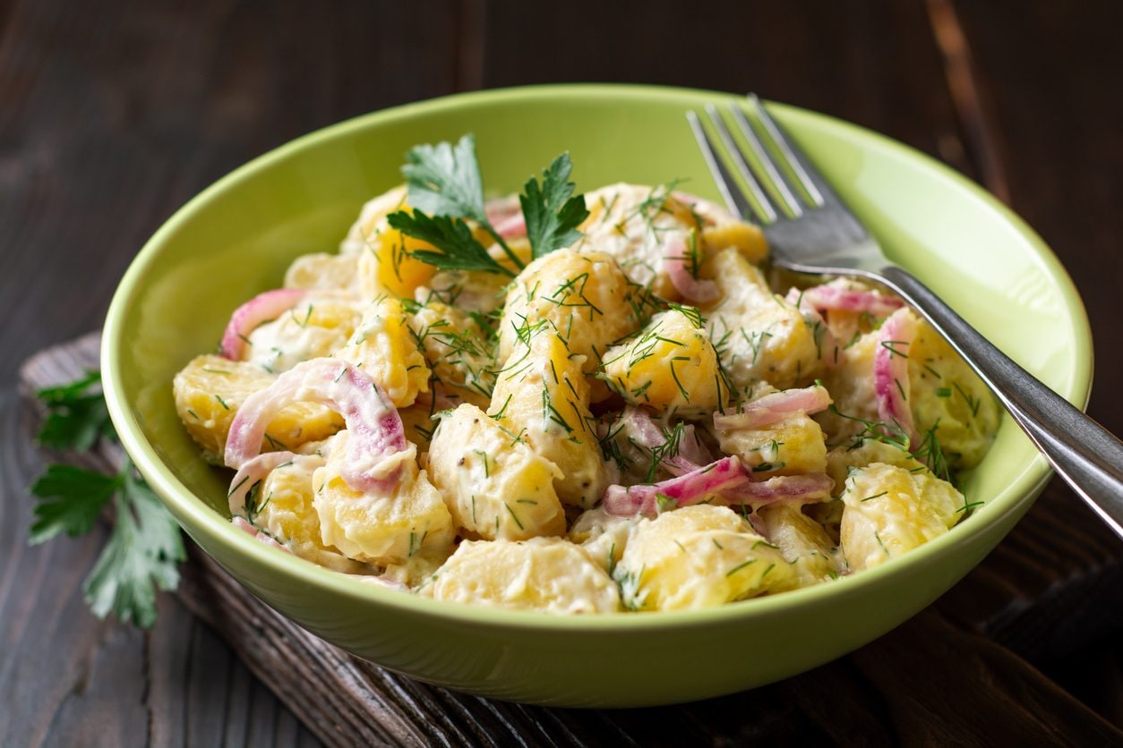 Insalata di patate: come trasformarla in un piatto unico leggero e bilanciato