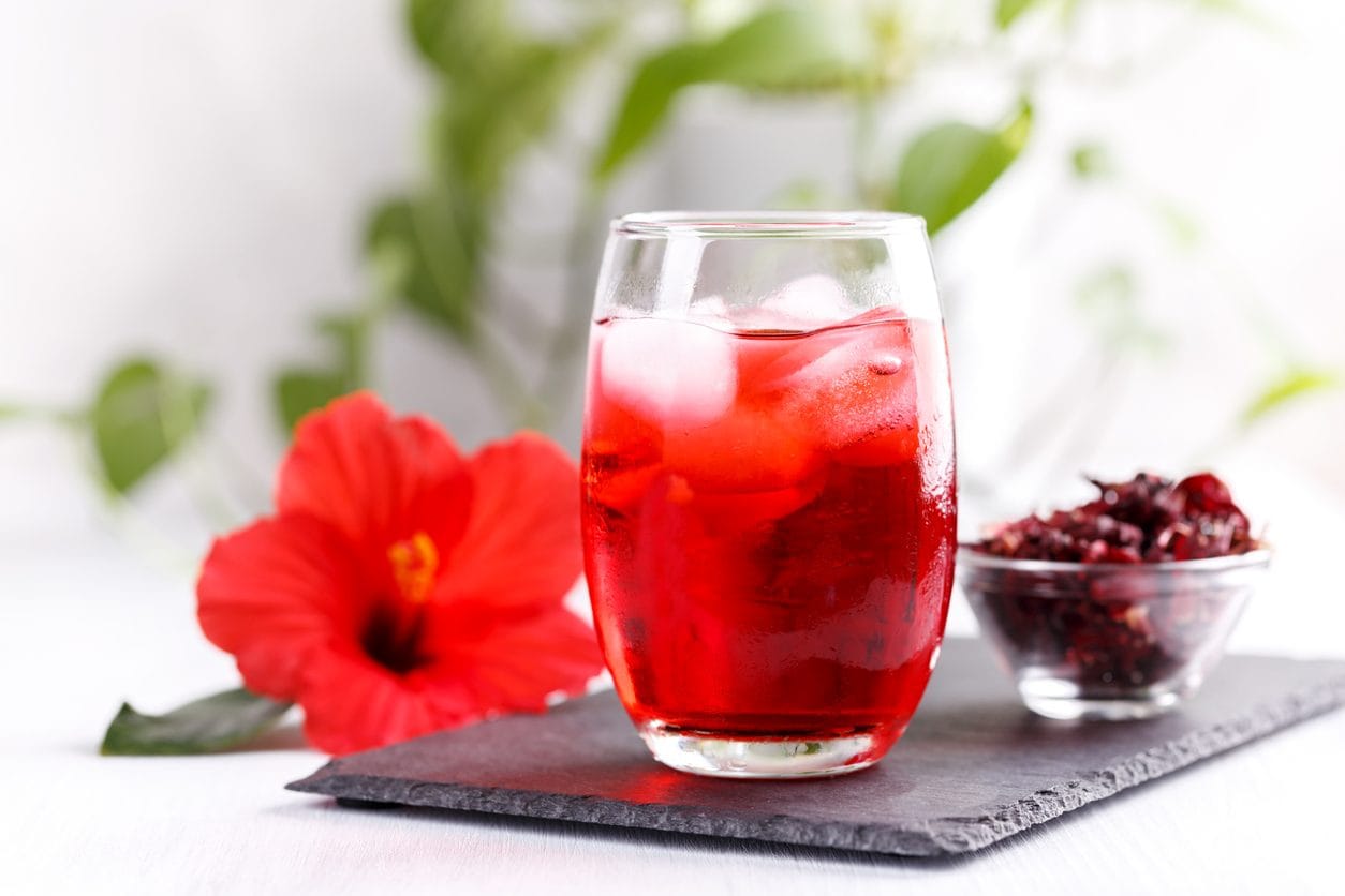 Karkadè o Tè d'Abissinia: com'è fatto l'infuso estivo ricavato dai fiori di ibisco