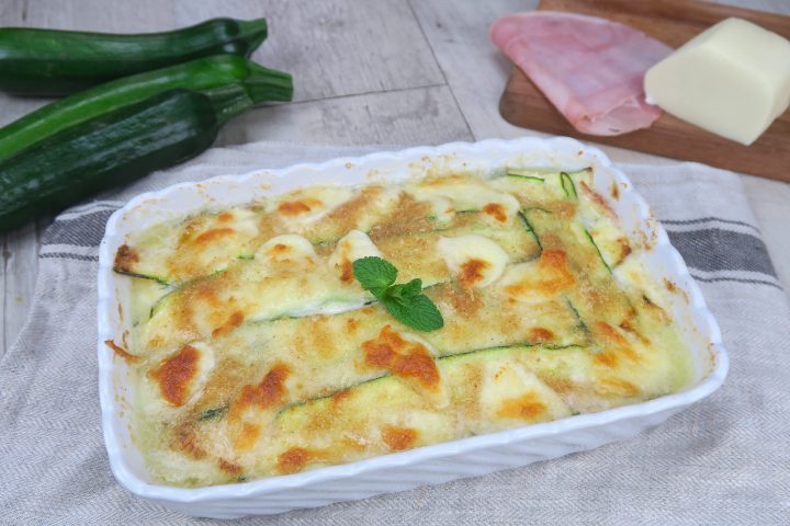Parmigiana veloce di zucchine: la ricetta in bianco con prosciutto cotto e fiordilatte