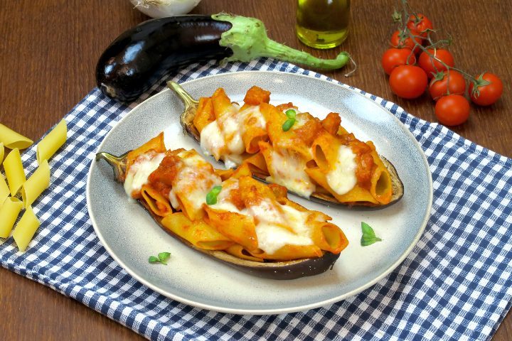 Pasta con le melanzane: la ricetta del primo piatto facile e scenografico