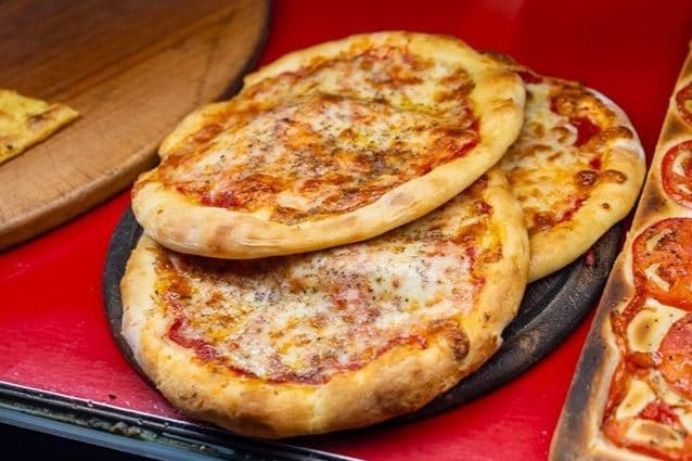 Cos'è la pizzata, l'irresistibile specialità ligure che non è una focaccia e non è una pizza