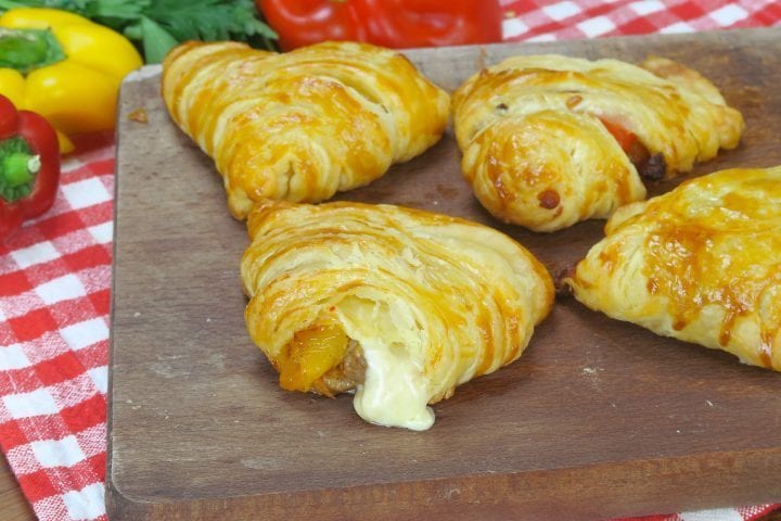 Sfogliatelle salate: la ricetta dell'antipasto gustoso e saporito con salsiccia e peperoni