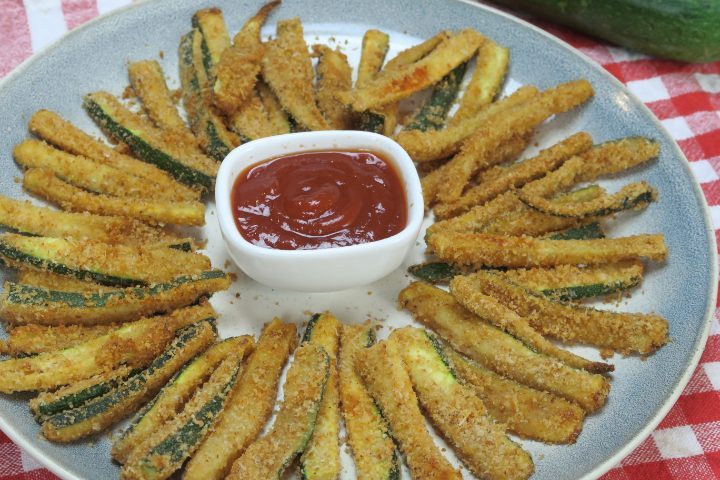 Stick di zucchine al forno: la ricetta per prepararli croccanti in poco tempo