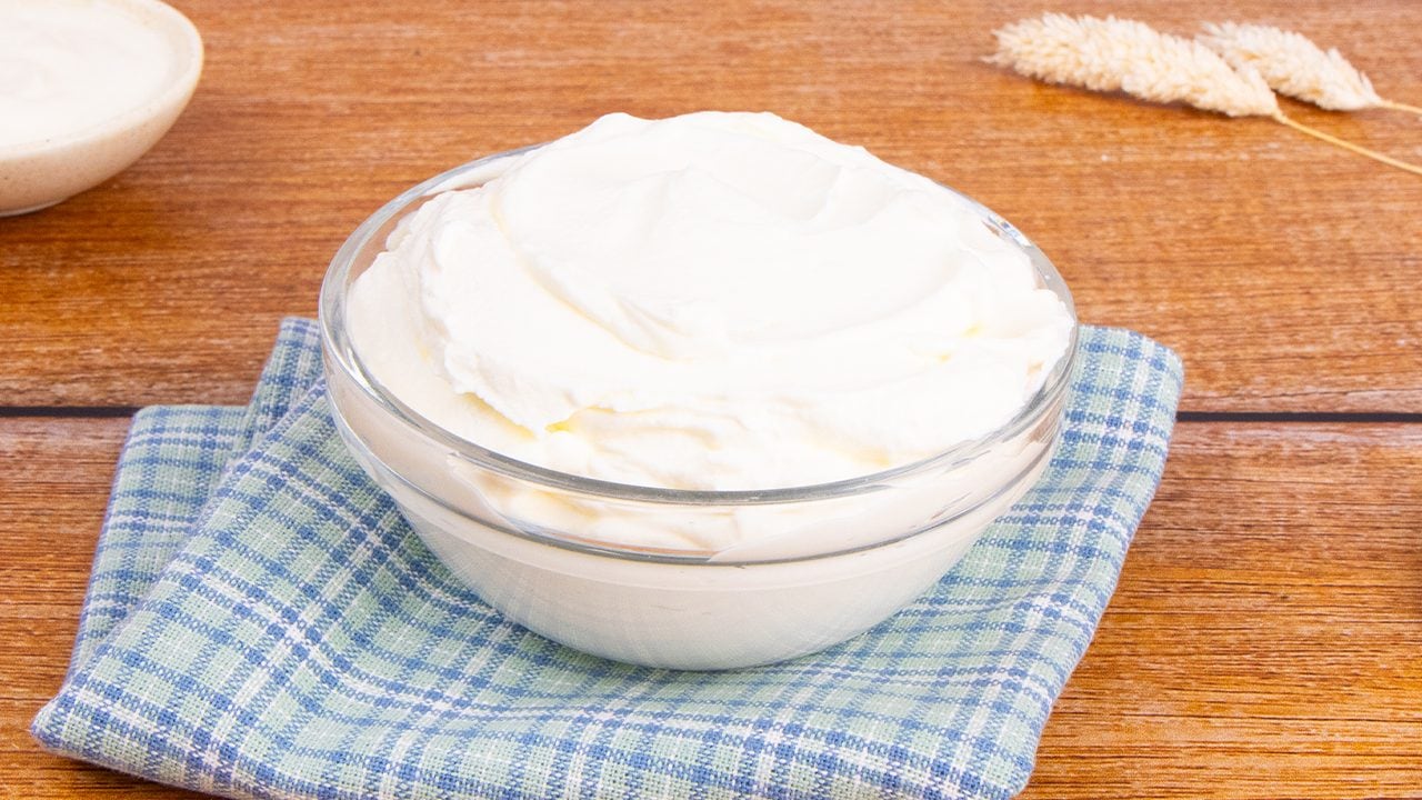 Yogurt greco fatto in casa: la ricetta facile con un solo ingrediente