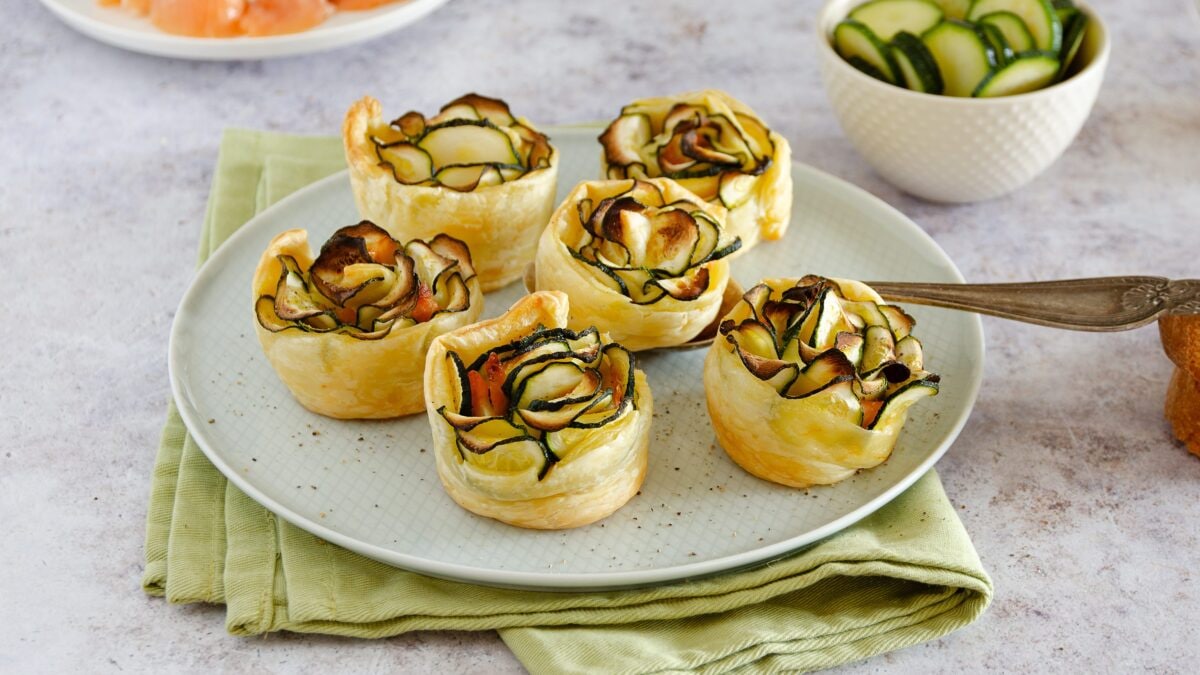 Rose di sfoglia zucchine e salmone