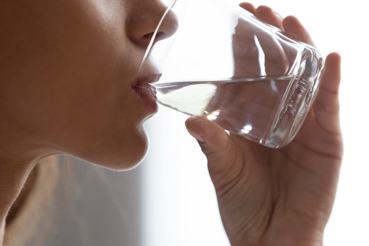 Bere acqua fredda quando fa caldo è davvero pericoloso? L'esperto chiarisce ogni dubbio