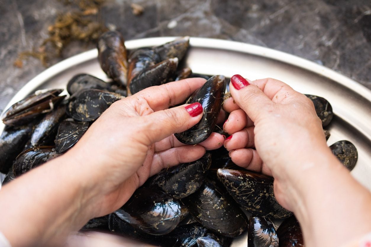 Cos’è il bisso delle cozze e perché va tolto prima della cottura