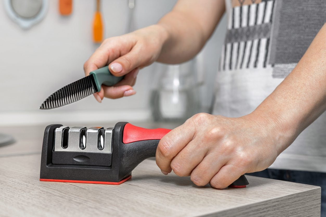 Come affilare i coltelli e le lame in cucina: i metodi da usare e i consigli più efficaci