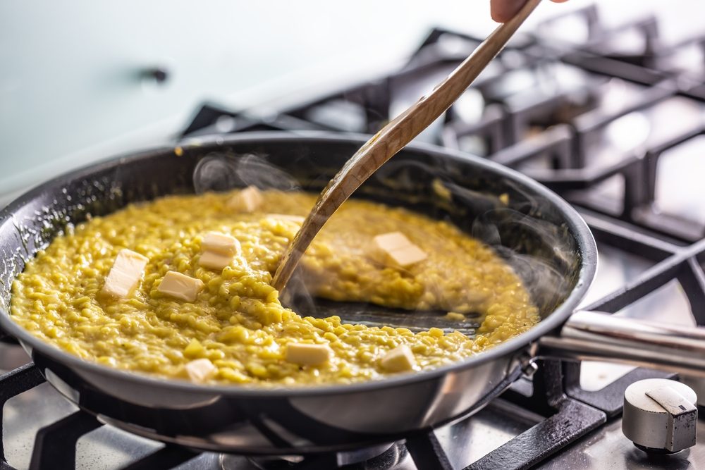 Il cubetto di ghiaccio manteca davvero il risotto? Anatomia di una fake news gastronomica
