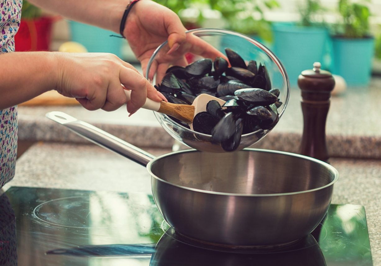 Tutti gli errori da non fare quando cucini le cozze, dalla scelta dei molluschi alla cottura