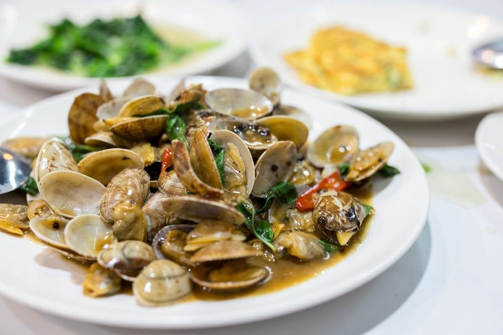 Tutti gli errori da non fare quando cucini le vongole: dalla sabbia alla cottura gommosa