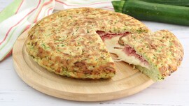 focaccia-di-zucchine-in-padella-con-prosciutto-cotto-e-provola