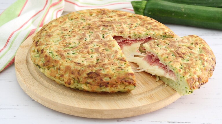 focaccia-di-zucchine-in-padella-con-prosciutto-cotto-e-provola