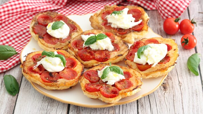 mini-tarte-con-pomodorini-e-burrata