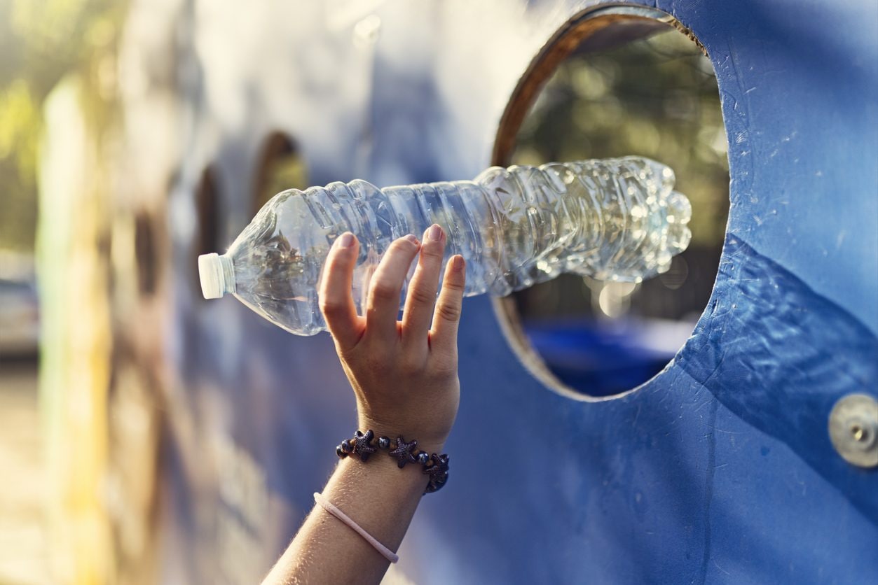 Addio graduale alla plastica monouso: cosa cambierà tra bottiglie, multipack e imballaggi alimentari