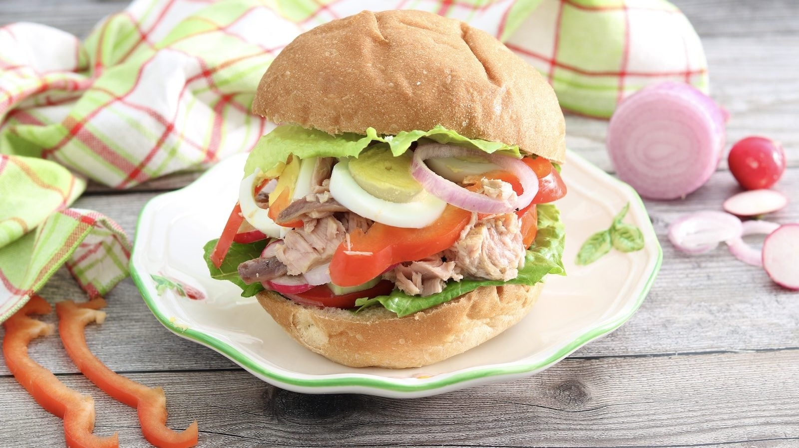 Pan bagnat: la ricetta originale del panino tipico di Nizza