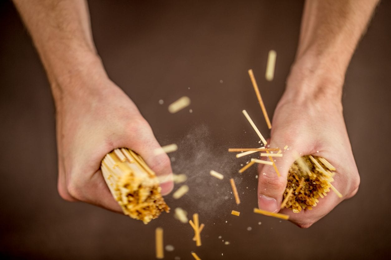 Perché uno spaghetto non si rompe quasi mai in due? La fisica spiega il motivo