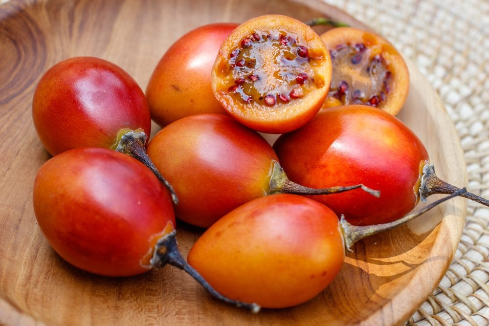 Tamarillo: che sapore ha e come si mangia il frutto chiamato "pomodoro d’albero"