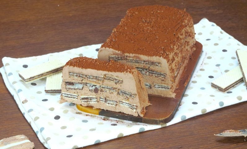 Tronchetto gelato con wafer: la ricetta del dolce estivo senza cottura